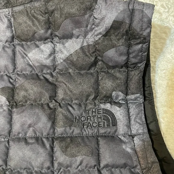 The North Face Thermoball Eco Black Camo Puffer Vest. Medium - Picture 6 of 8